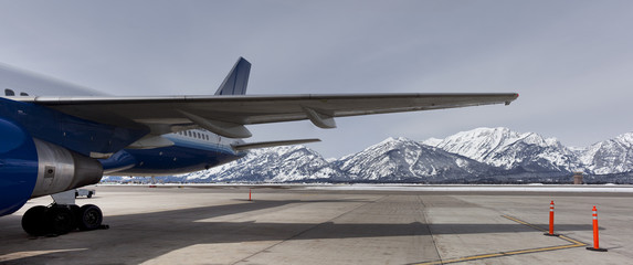 Naklejka premium View of the teton range under an airplane wing