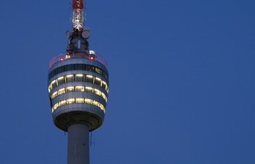 Fernsehturm in Stuttgart kurz nach Sonnenuntergang