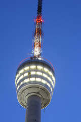 Fototapeta na wymiar Oświetlone Wieża TV w Stuttgart