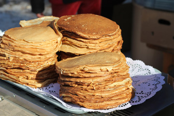 Блины на подносе