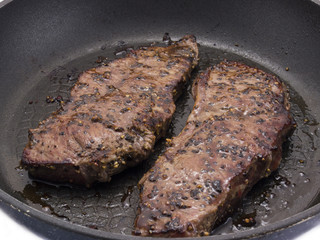 Steaks in der Bratpfanne