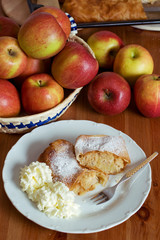 Apfelstrudel und Äpfel