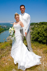 couple de jeunes mariés au soleil