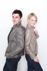 Paar in Lederjacken