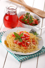 spaghetti con pomodori a pezzi quattro