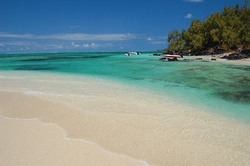 Fototapeta na wymiar Turkusowa laguna Ile aux Cerfs plaży niedaleko Mauritius