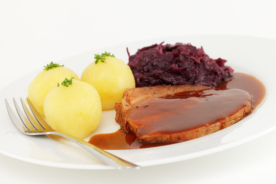 Schweinebraten,Kartoffelkl&ouml;&szlig;e,Rotkohl