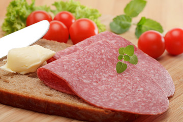 Salami mit Butter auf Brot