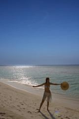 Donna in relax alle Maldive