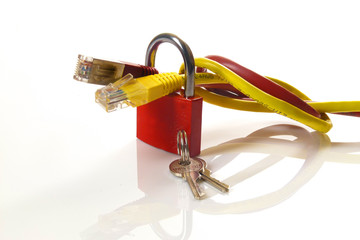 rotes Vorhängeschloss auf weißem Hintergrund / red padlock on a