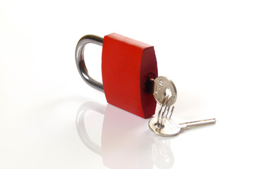 rotes Vorhängeschloss auf weißem Hintergrund / red padlock on a