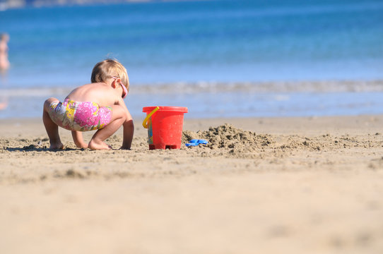 Ni&ntilde;o jugando en la playa