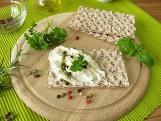 Ziegenfrischkäse auf Knäckebrot