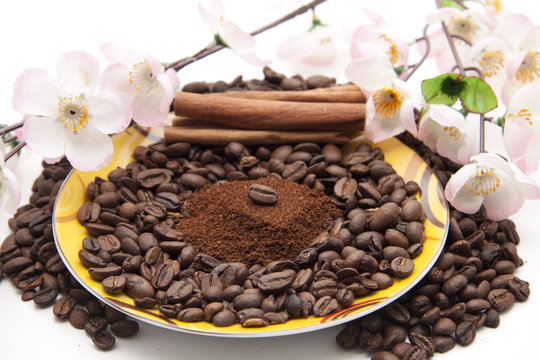 Kaffee mit Zimtstange und Blüten