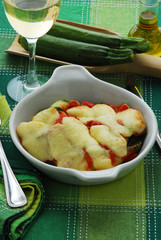 Zucchine gratinate in salsa di pomodoro e mozzarella