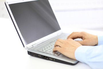 Fototapeta na wymiar Wpisanie osoby na nowoczesnym laptopem w biurze