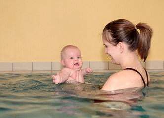 Wasserspiel beim Babyschwimmen