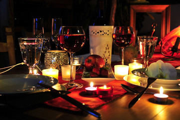 Gedeckter Tisch romantischer Abend