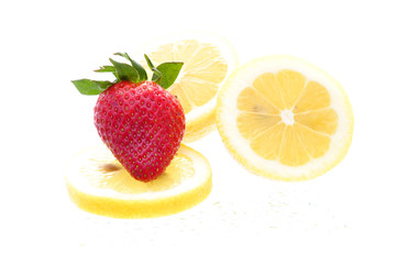 Fototapeta na wymiar Zitronen und Erdbeere