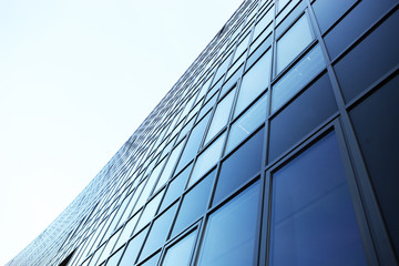 Fototapeta na wymiar nowoczesny wieżowiec, budynek biurowy, front szkło, niebieskie niebo