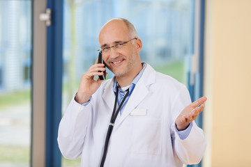 lächelnder arzt informiert am telefon
