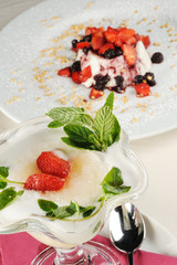 sorbetto al limone con fragole e menta