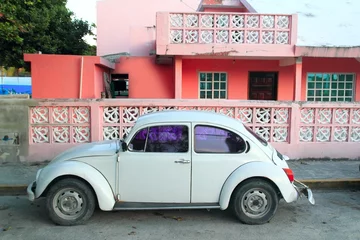 Photo sur Plexiglas Vielles voitures Façade de voiture rétro tropicale maison rose des Caraïbes