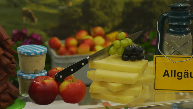 Verschiedene K&auml;se und Wurst Sorten auf einer Messe