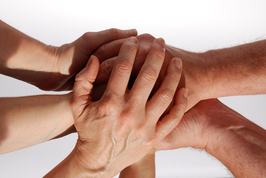 Hände symbolisieren "Gemeinsam sind wir stark"