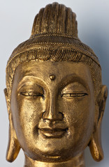 Fototapeta na wymiar Złoty Budda w kobiet