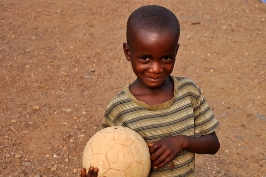 Kleiner Junge mit Fussball