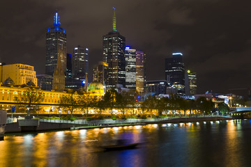 Fototapeta na wymiar Rzeki Yarra CBD w nocy, Melbourne Victoria, Australia