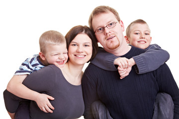 Glückliche Eltern tragen ihre Kinder