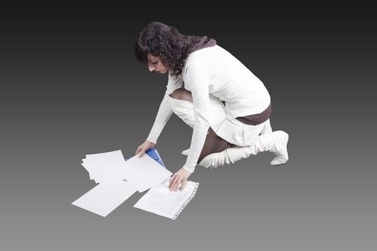 recogiendo los documentos