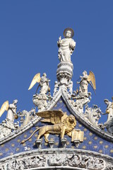 Fototapeta na wymiar dettaglio della facciata della basilica di San Marco a Venezia