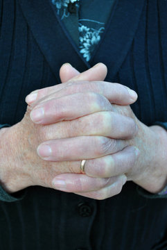 betende Hände einer älteren Person