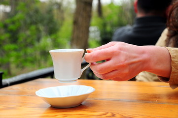 a hand holds a cup of tea (coffee)
