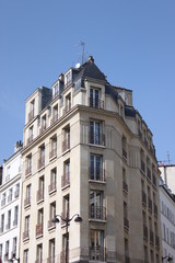 Fototapeta na wymiar Immeuble ancien du quartier de Rochechouart à Paris 