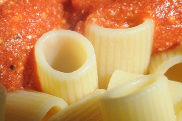 Rigatoni al sugo con la ricotta