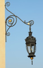 Fototapeta na wymiar zabytkowe lampy uliczne, Kraków