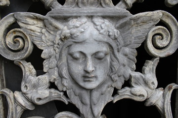 Visage d'ange sur une porte de caveau du Cimetière d'Auteuil à Paris