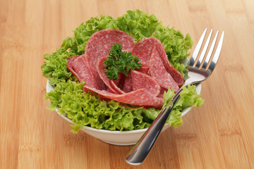 Salami in Schüßel mit Lollo Bionda