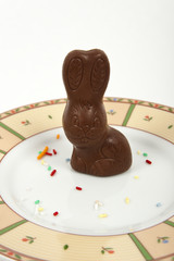 Osterhase auf Teller