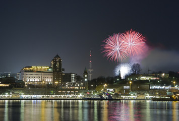 Hamburger Landungsbrücken mit Dom-Feuerwerk © BS-HH