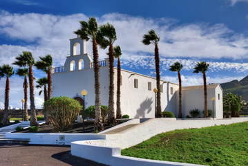 Whitewashed Spanish church © Kevin Eaves