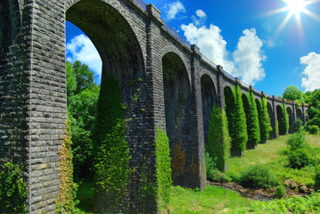 Fototapeta na wymiar Malowniczy krajobraz starego mostu kolejowego. Francja
