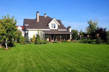 Fototapeta na wymiar Nowy dom z ogrodem w pięknej okolicy