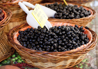 Cesto con olive nere