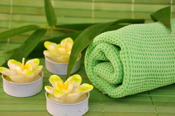 Handtuch mit Orchideenkerzen