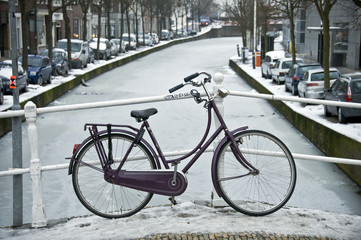 Fototapeta na wymiar rower na lodzie w Delft, NL